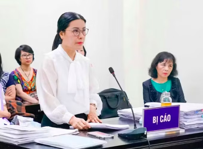 Bị cáo Nguyễn Thị Bình. Hôm nay, toà phúc thẩm xem xét đơn kêu oan của cựu Hiệu trưởng thu 15.000 đồng/tiết học thêm - Ảnh 1.