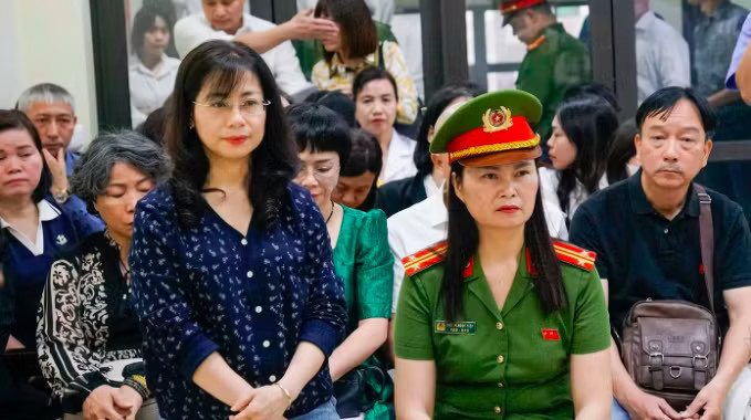 Bị cáo Phạm Thị Minh Nguyệt. Hôm nay, toà phúc thẩm xem xét đơn kêu oan của cựu Hiệu trưởng thu 15.000 đồng/tiết học thêm - Ảnh 2.