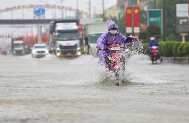 Miền Trung bước vào đợt mưa lớn kéo dài, miền Bắc giảm nhiệt - Ảnh 1.