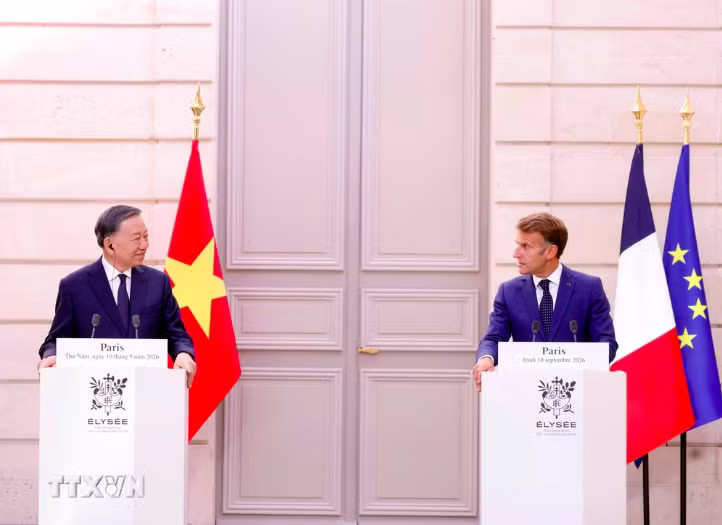 Tổng Bí thư, Chủ tịch nước Tô Lâm và Tổng thống Pháp Emmanuel Macron phát biểu với báo chí. Ảnh: TTXVN Pháp mong muốn trở thành đối tác hàng đầu của Việt Nam - Ảnh 1.