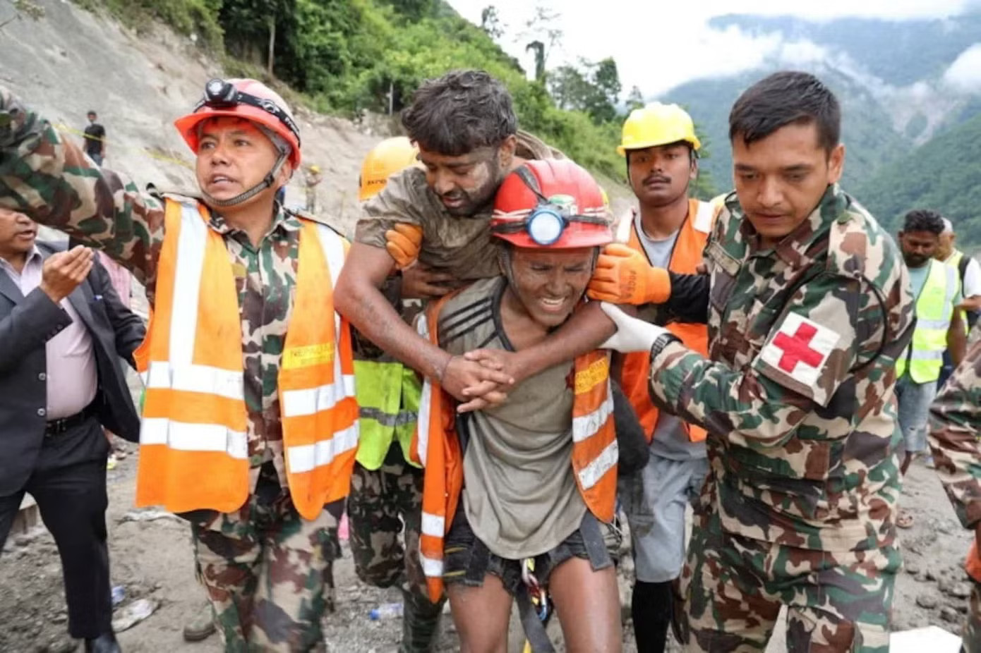 Nhân chứng kể lại 9 ngày sinh tồn trong hầm thuỷ điện sau trận lũ quét thảm khốc ở Nepal - Ảnh 1.