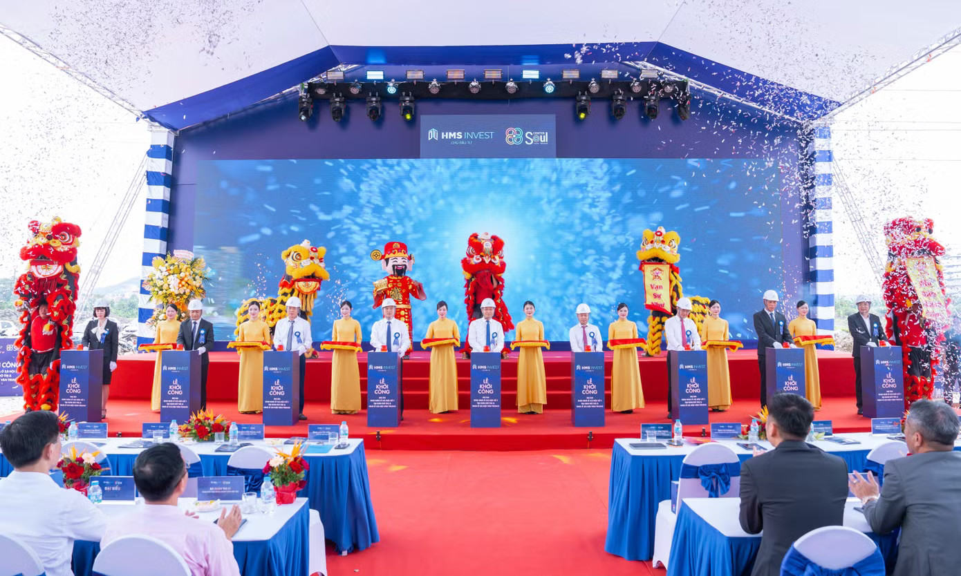 Lãnh đạo UBND tỉnh Bắc Ninh và các đơn vị có liên quan bấm nút khởi công dự án. 'Thủ phủ công nghiệp' phía Bắc có thêm khu nhà ở xã hội hơn 3.200 căn - Ảnh 1.