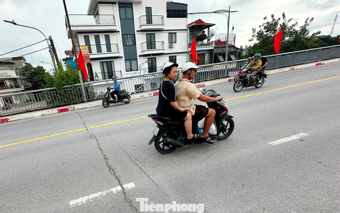 Nhiều người dân thường xuyên qua cầu Đông Kinh khi thấy mặt cầu xuất hiện các vết nứt đã tỏ ra lo lắng. Cầu Đông Kinh xuất hiện vết nứt, cấm xe tải qua lại - Ảnh 7.