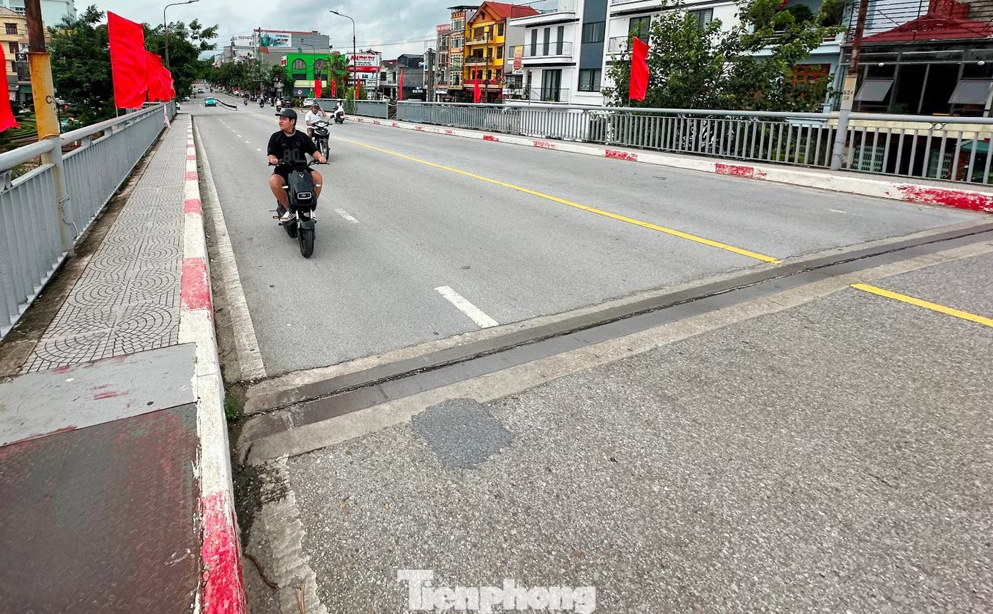 Cầu Đông Kinh xuất hiện vết nứt, cấm xe tải qua lại - Ảnh 6.