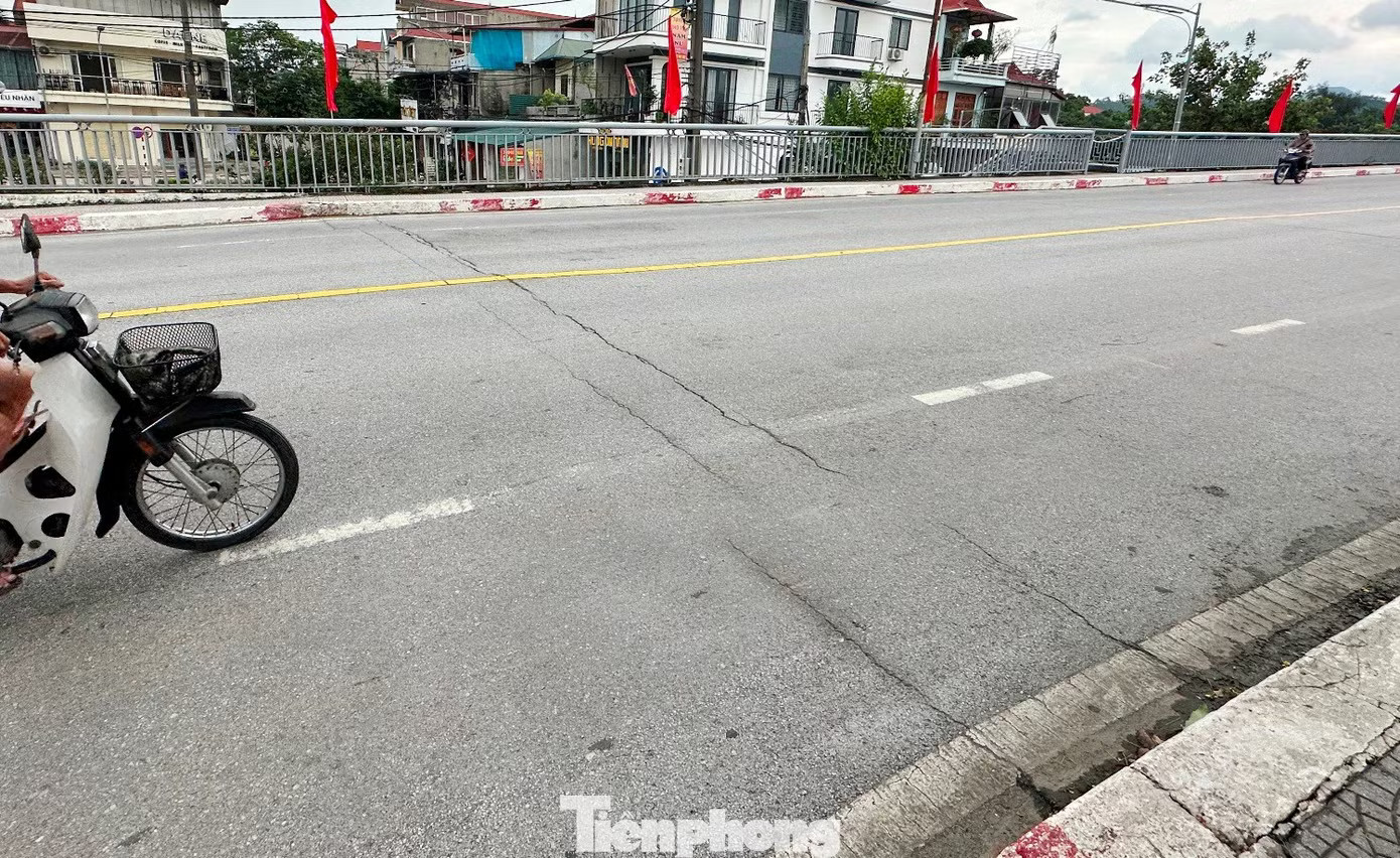 Trước đó, đợt mưa lũ của bão số 4 diễn ra trong tháng 8 mặt cầu Đông Kinh bất ngờ xuất hiện các vết nứt ngang, sau đó cơ quan chức năng đã thực hiện phương án phân luồng giao thông cho phù hợp. Cầu Đông Kinh xuất hiện vết nứt, cấm xe tải qua lại - Ảnh 2.