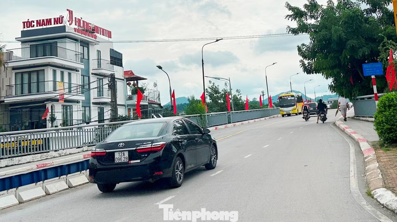Trong thời gian bị cấm qua cầu Đông Kinh, xe tải được hướng dẫn đi ra phía đường Chùa Thành hoặc Bà Triệu để qua sông Kỳ Lừa. Cầu Đông Kinh xuất hiện vết nứt, cấm xe tải qua lại - Ảnh 9.