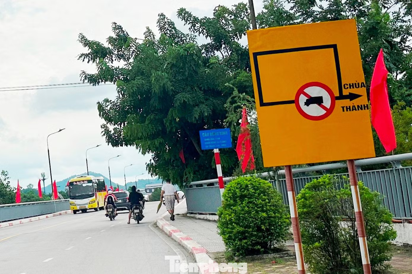 Ghi nhận giao thông tại cầu Đông Kinh trong những ngày qua, phóng viên thấy rằng, cầu đã được tổ chức giao thông theo hướng cấm xe tải đi lên cầu. Cầu Đông Kinh xuất hiện vết nứt, cấm xe tải qua lại - Ảnh 8.