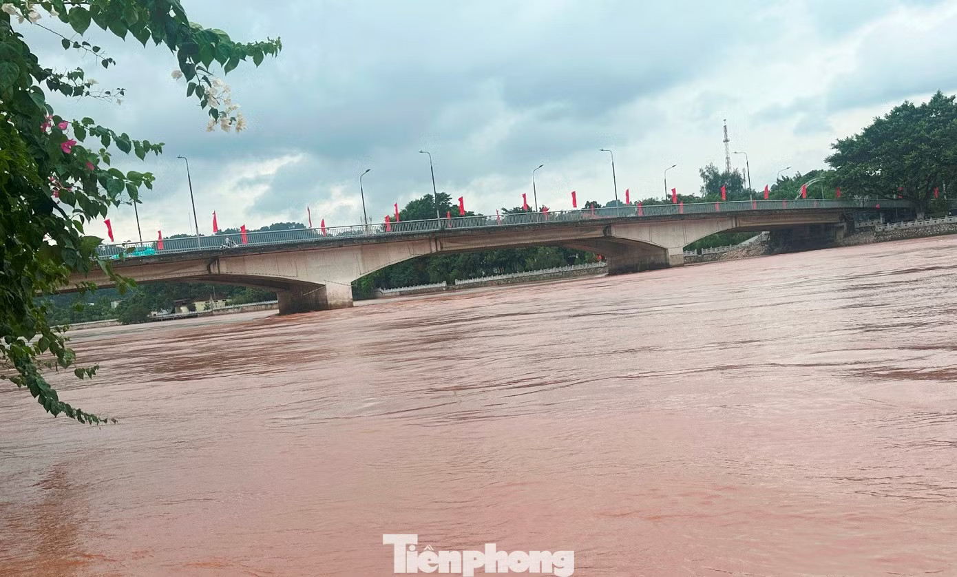 Cầu Đông Kinh có 2 nhịp chính để vượt sông Kỳ Lừa, đợt mưa lũ vừa qua nước sông đã ngập đến sát dầm (sàn dưới) của cầu. Cầu Đông Kinh xuất hiện vết nứt, cấm xe tải qua lại - Ảnh 10.