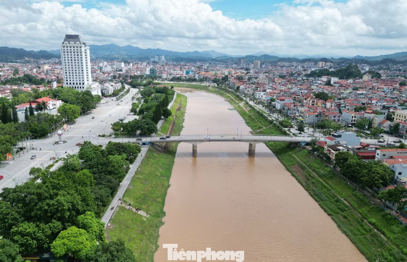 Cầu Đông Kinh nằm ở trung tâm hành chính Lạng Sơn và nối hai phường Đông Kinh và Lương Văn Chi với nhau. Cầu Đông Kinh xuất hiện vết nứt, cấm xe tải qua lại - Ảnh 11.