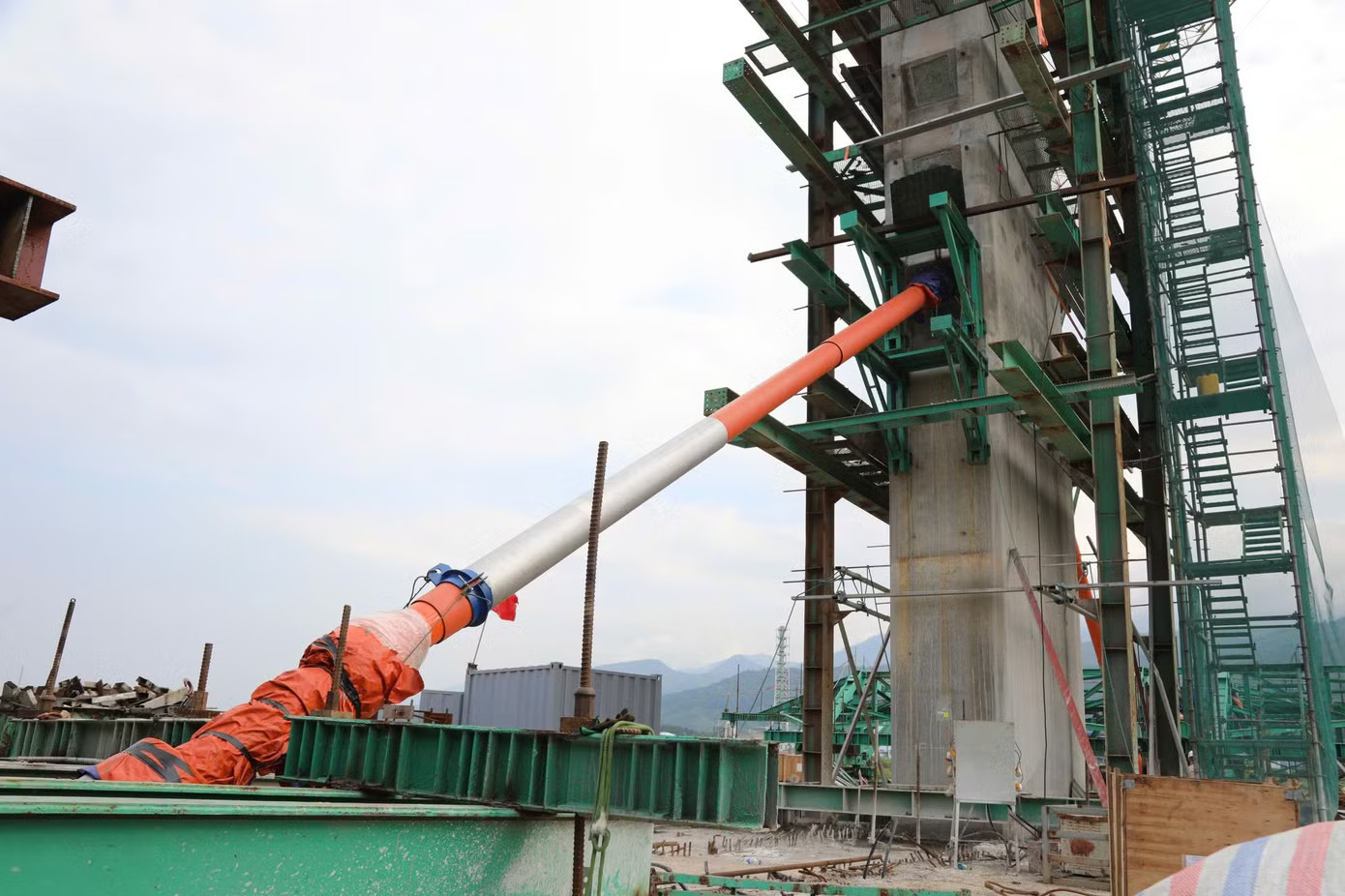 Ông Trần Hưng Lam - Giám đốc Ban điều hành dự án công trình Cầu biên giới Bát Xát - Bá Sái - cho biết, quá trình thi công trụ T8 gặp địa chất phức tạp, phải xử lý kỹ thuật, trong khi vị trí trụ nằm dưới sông nên thường xuyên chịu ảnh hưởng của mưa lũ. Bên cạnh đó, kết cấu phần trên có khối lượng lớn, thi công trên cao với hệ thống cáp thép phức tạp, cùng thời tiết nắng nóng, mưa nhiều, khiến tiến độ bị ảnh hưởng. Cầu vượt sông Hồng nối Việt Nam - Trung Quốc tại Lào Cai dần hình thành - Ảnh 8.