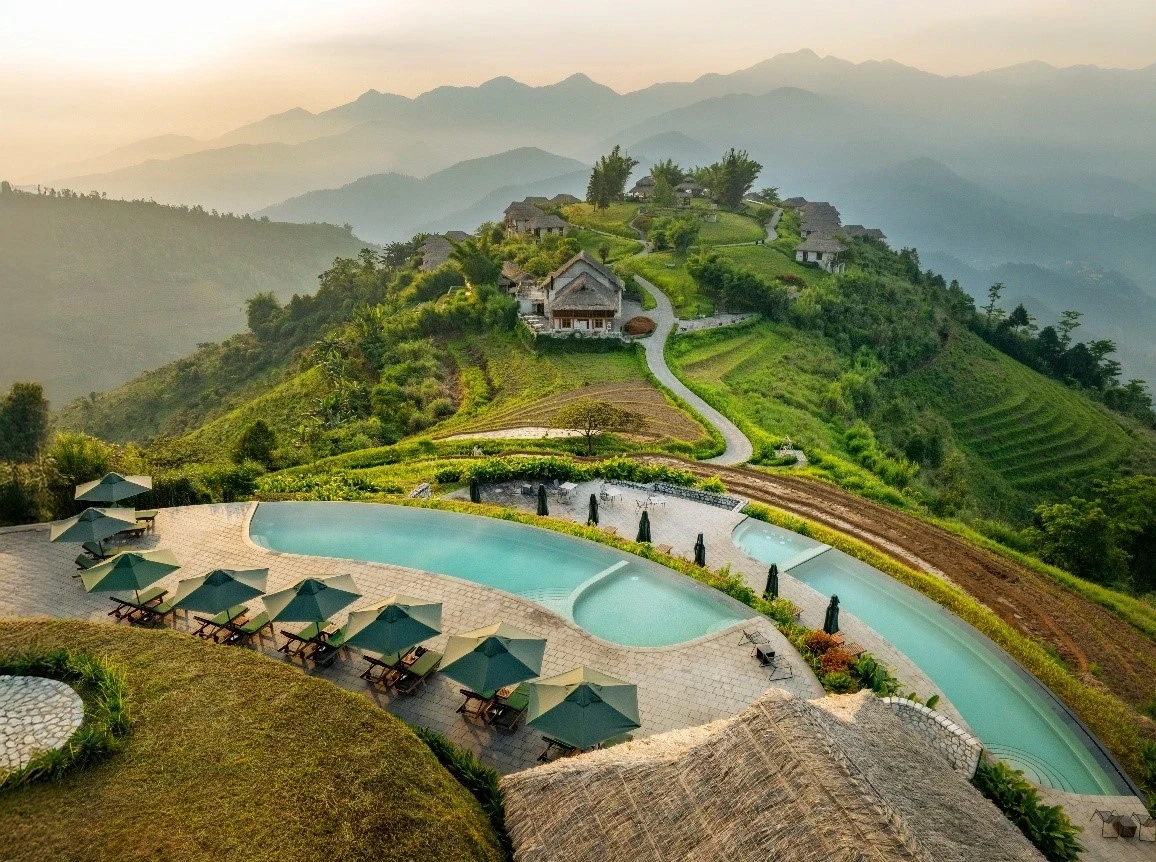 Bể bơi vô cực được bao quanh bởi những thửa ruộng bậc thang với khung cảnh núi non trùng điệp. Ảnh: Topas Ecolodge.