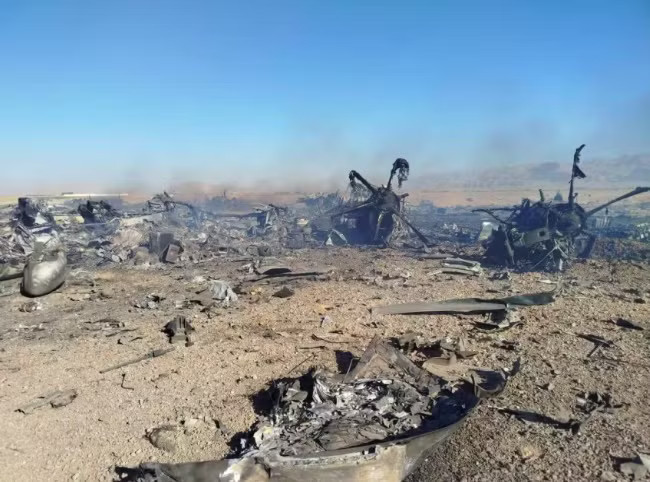Hình ảnh xác chiếc tiêm kích F-15 bị bắn rơi tại Iran ngày 5/4. (Ảnh: Getty) Lầu Năm Góc vướng nghi vấn ép phi công được giải cứu ở Iran lên truyền hình - Ảnh 1.