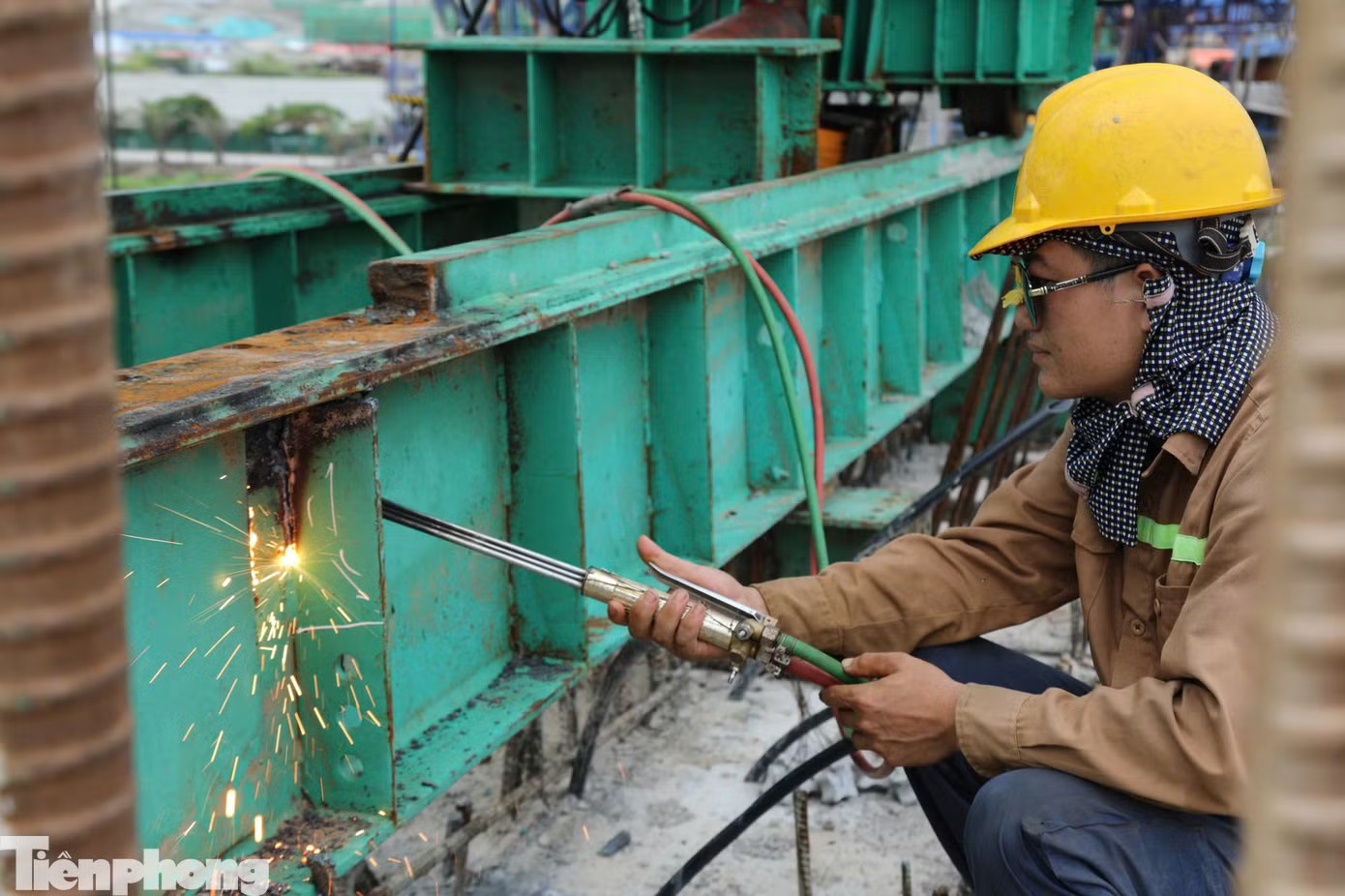 Cầu vượt sông Hồng nối Việt Nam - Trung Quốc tại Lào Cai dần hình thành - Ảnh 6.