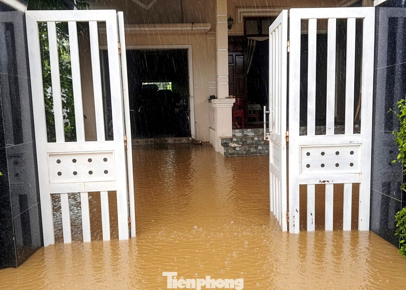 Nước lũ tràn vào sân nhà dân tại khu vực nam TP. Huế. Huế mưa lớn, may có 3 hồ chứa cứu - Ảnh 3.