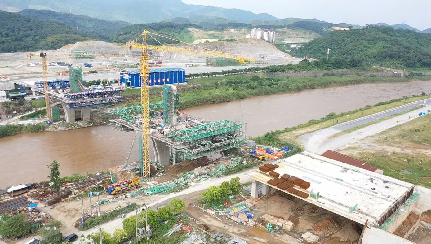 Cầu đường bộ qua sông Hồng khu vực biên giới Bát Xát (Việt Nam) - Bá Sái (Trung Quốc) được Chính phủ hai nước Việt Nam và Trung Quốc ký Hiệp định và Nghị định thư ngày 12/12/2023. Công trình có quy mô cầu chính vượt sông Hồng dạng dây văng tháp thấp. Cầu vượt sông Hồng nối Việt Nam - Trung Quốc tại Lào Cai dần hình thành - Ảnh 1.