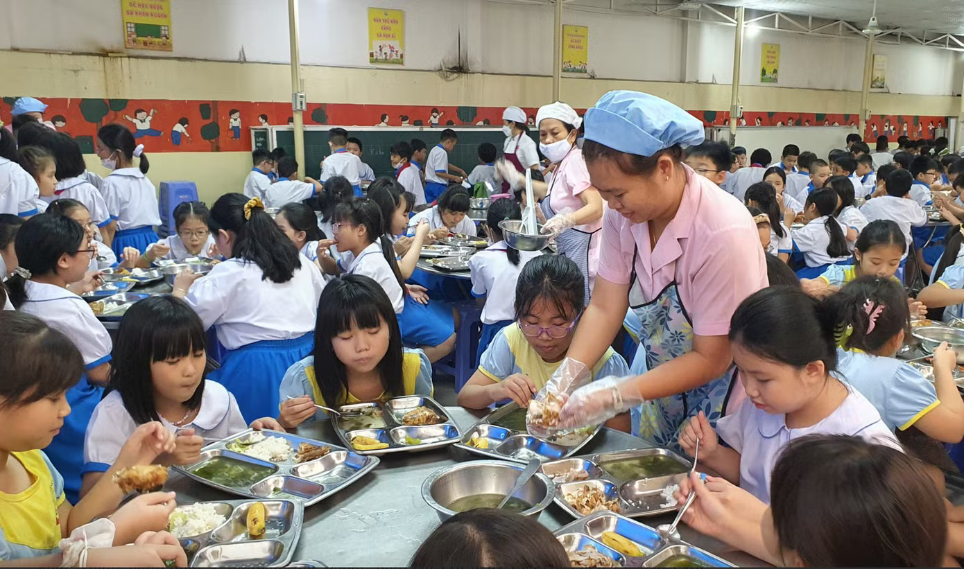 Bảo đảm an toàn, chất lượng bữa ăn nội trú, bán trú trong các cơ sở giáo dục. Thủ tướng: Không chọn đơn vị cung cấp bữa ăn bán trú chỉ vì giá thấp - Ảnh 1.