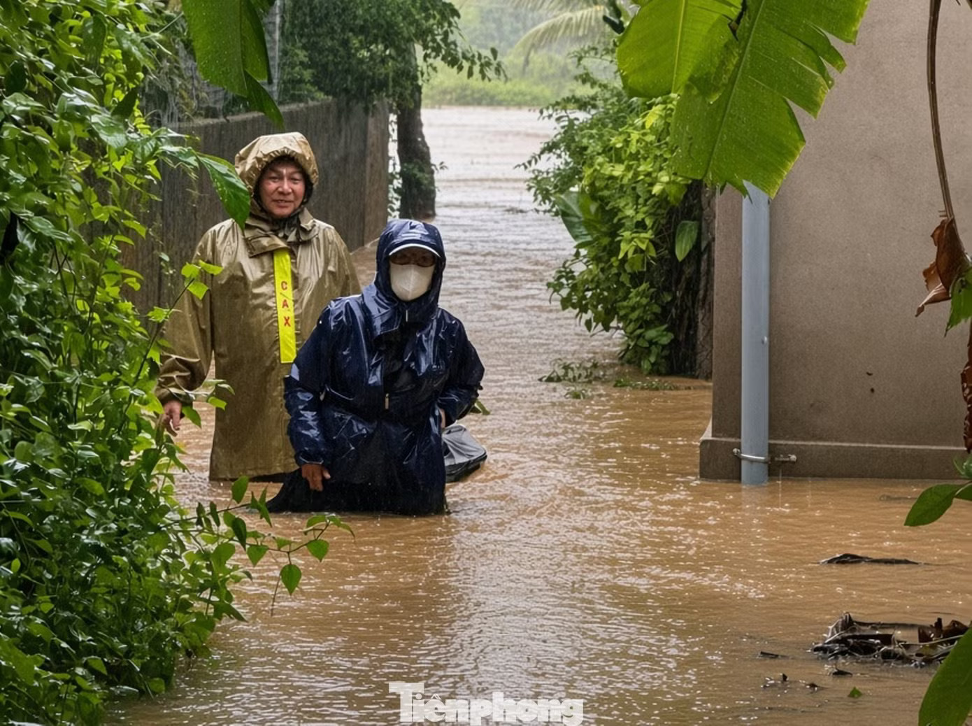 Khu vực xã Hưng Lộc dưới chân dãy Bạch Mã (TP. Huế), ngoài lưu vực sông Hương, bị ngập nặng do mưa lớn. Huế mưa lớn, may có 3 hồ chứa cứu - Ảnh 2.