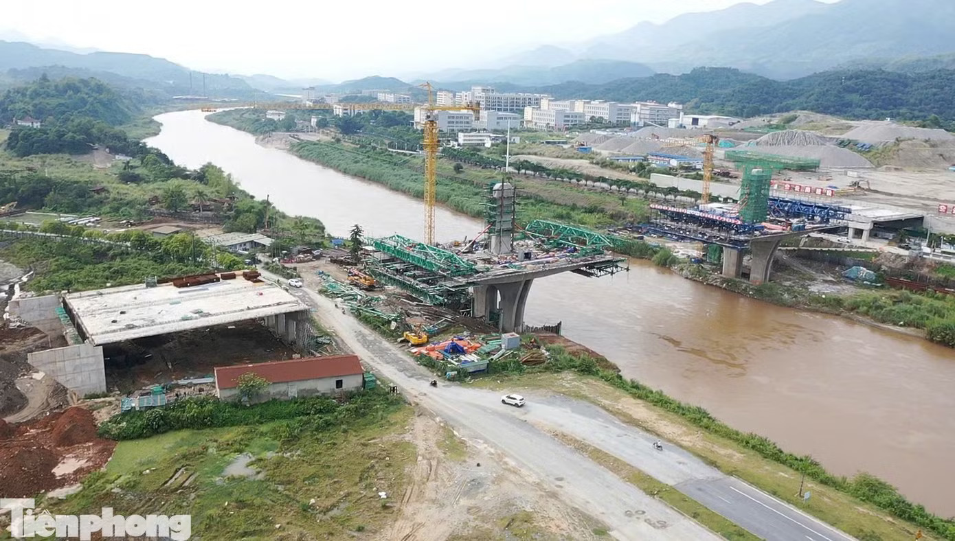 Theo ông Lam, khối lượng thi công hiện đạt khoảng 65%. Để đảm bảo tiến độ, đơn vị thi công tổ chức làm 3 ca, 4 kíp. Đồng thời, đơn vị thi công bên phía Việt Nam và Trung Quốc thường xuyên trao đổi, cập nhật và điều chỉnh tiến độ phù hợp với tình hình thi công, phấn đấu hợp long công trình vào cuối năm 2026. Cầu vượt sông Hồng nối Việt Nam - Trung Quốc tại Lào Cai dần hình thành - Ảnh 9.