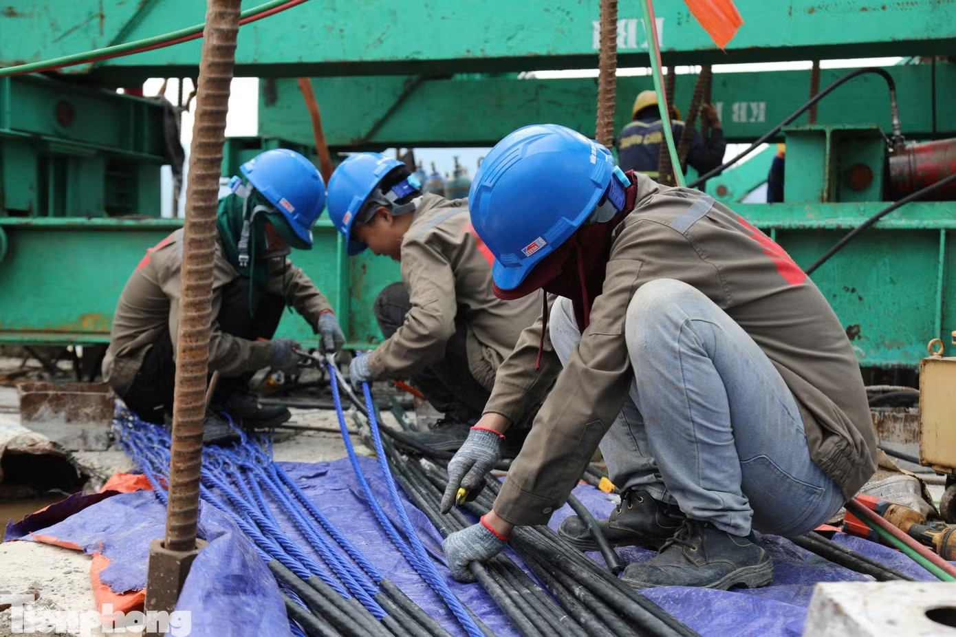 Cầu vượt sông Hồng nối Việt Nam - Trung Quốc tại Lào Cai dần hình thành - Ảnh 5.