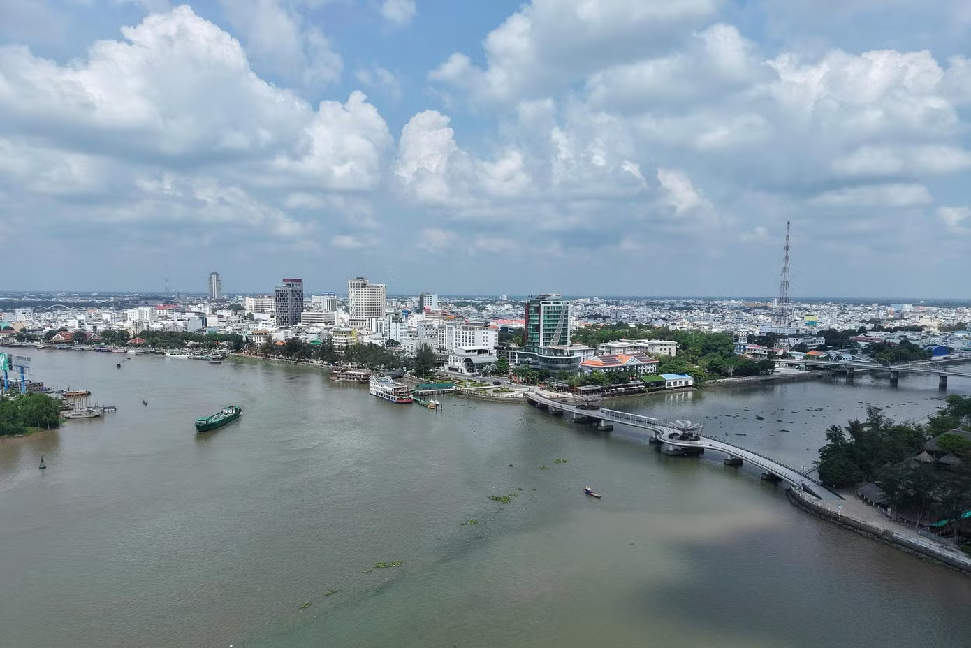 Một góc Ninh Kiều nơi đặt trung tâm hành chính Cần Thơ hiện nay. Nói thẳng bất cập về đề xuất xây sân bay Cần Thơ mới - Ảnh 2.