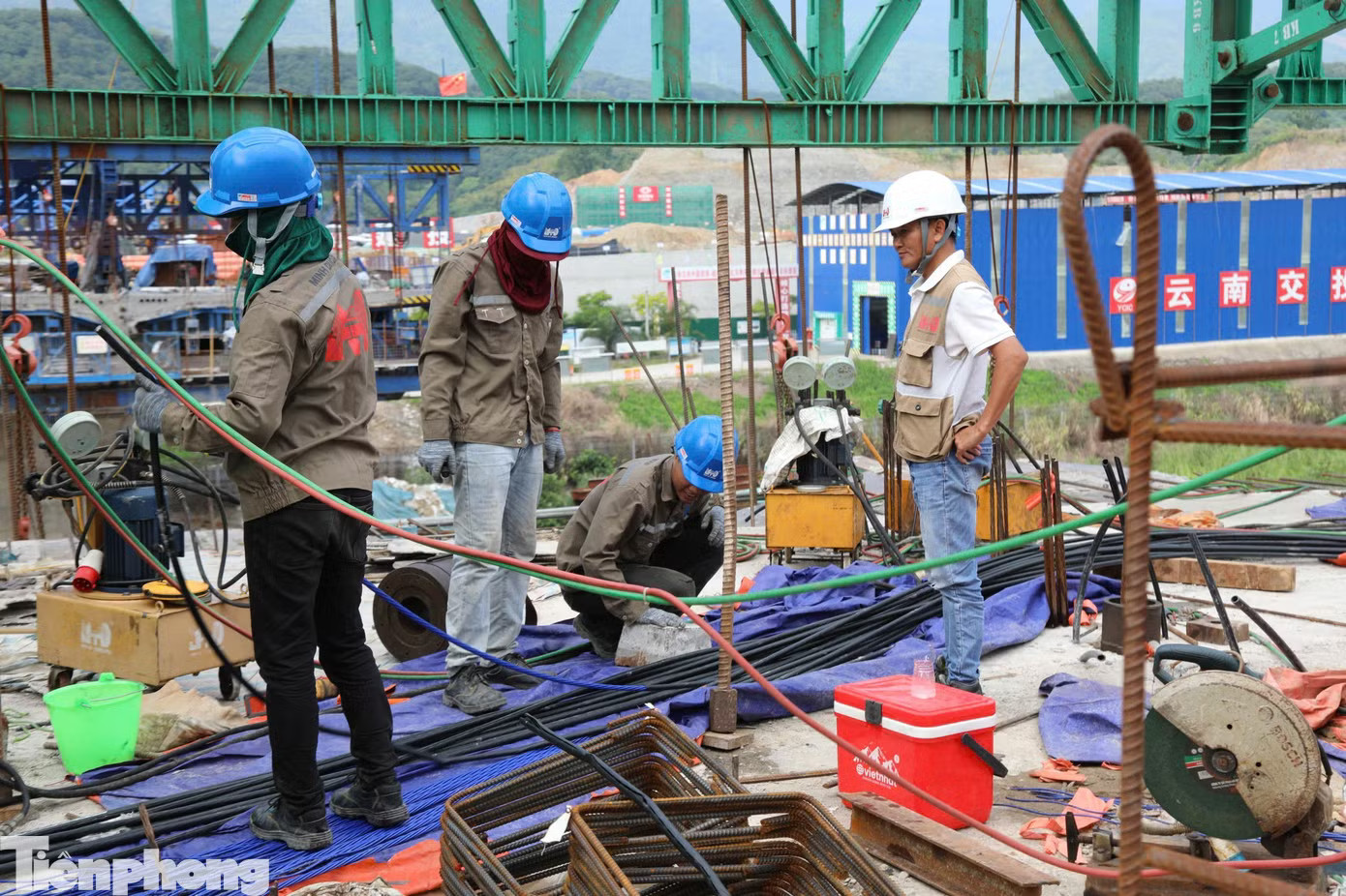Trên công trường, đơn vị thi công huy động hàng trăm công nhân, tổ chức thi công 3 ca, 4 kíp nhằm đẩy nhanh tiến độ, phấn đấu hoàn thành các hạng mục theo kế hoạch. Cầu vượt sông Hồng nối Việt Nam - Trung Quốc tại Lào Cai dần hình thành - Ảnh 4.