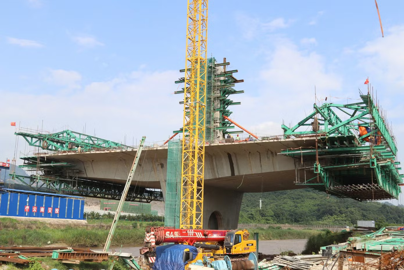 Cầu đường bộ qua sông Hồng khu vực biên giới Bát Xát, tỉnh Lào Cai (Việt Nam) - Bá Sái, tỉnh Vân Nam (Trung Quốc) có tổng mức đầu tư 1.500 tỷ đồng. Phía Việt Nam đầu tư xây dựng một nửa cầu chính, gồm một nửa nhịp chính 110m và nhịp 60m, cùng phần cầu dẫn dài 40m. Công trình được hai nước Việt Nam và Trung Quốc khởi công ngày 31/3/2025. Cầu vượt sông Hồng nối Việt Nam - Trung Quốc tại Lào Cai dần hình thành - Ảnh 2.