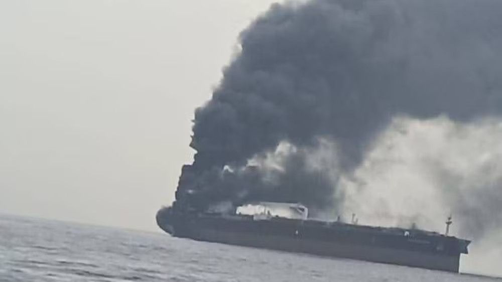 Ảnh minh hoạ. Tàu thương mại Iran trúng vật thể lạ ở eo biển Hormuz, năm người thương vong - Ảnh 1.