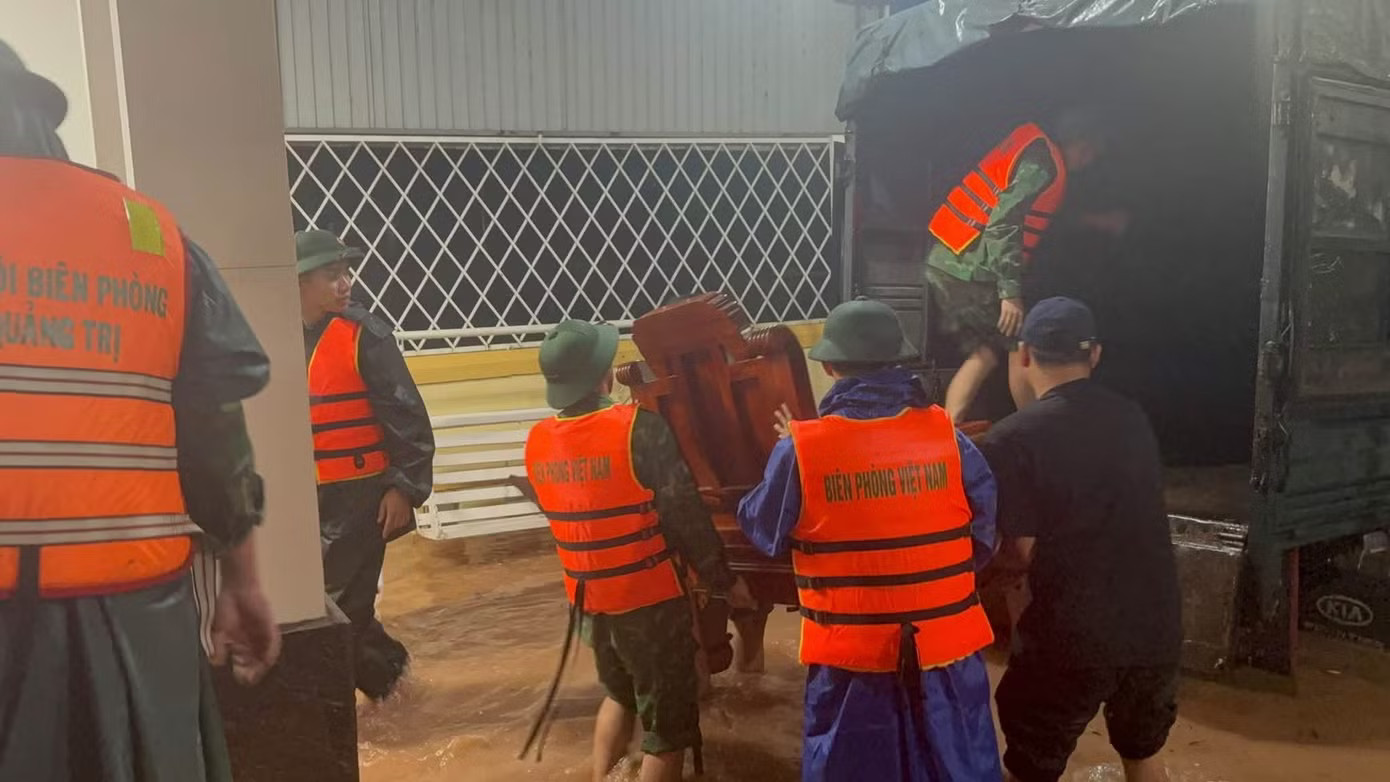 Nước sông Sê Pôn dâng nhanh, 700 người ở biên giới Quảng Trị phải sơ tán trong đêm - Ảnh 1.