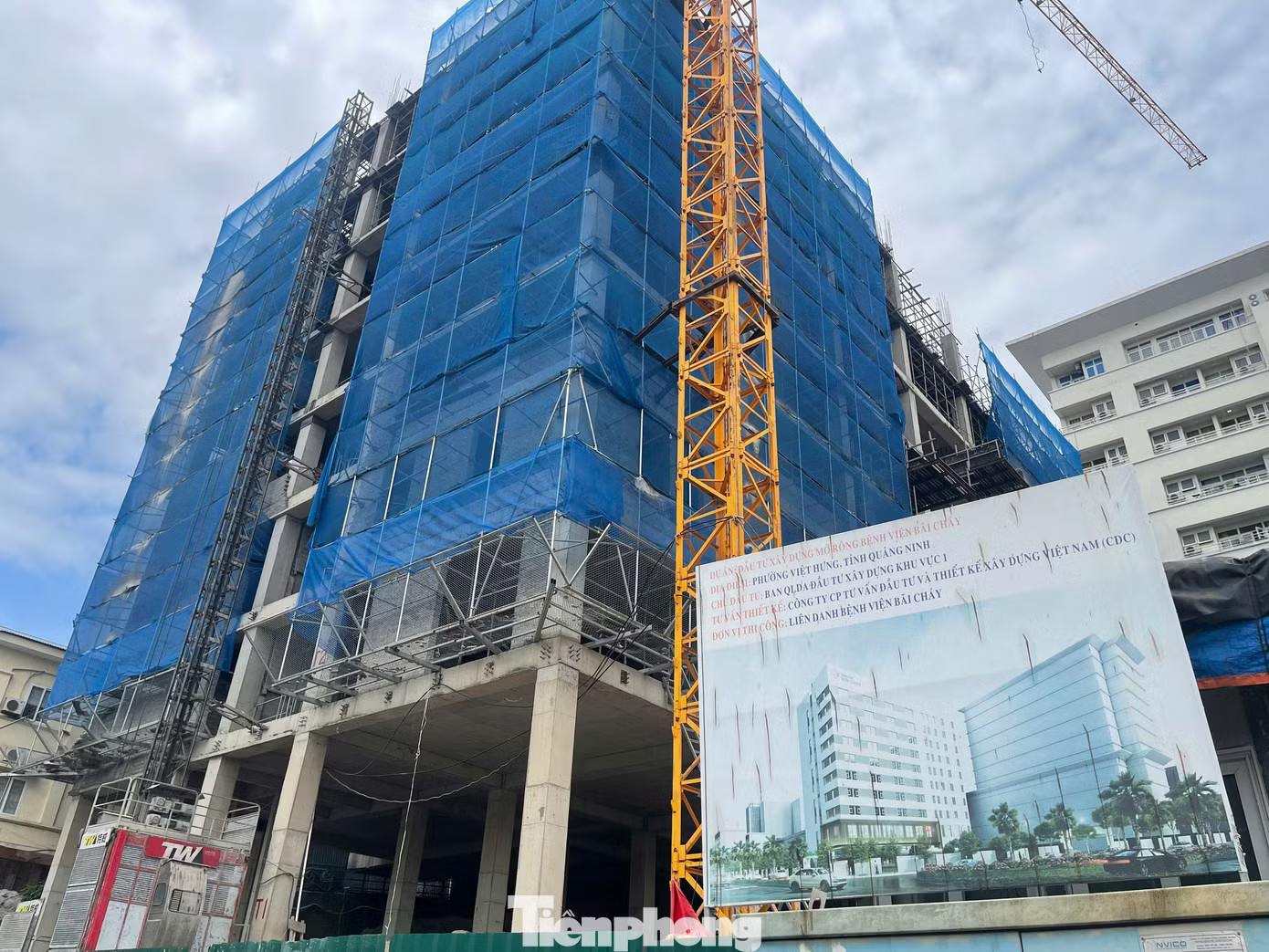 Dự án đầu tư xây dựng mở rộng Bệnh viện Bãi Cháy đang thi công. Ảnh: Hoàng Dương. Chi tiết loạt gói thầu Công ty Việt Mỹ trúng liên quan Bệnh viện Bãi Cháy - Ảnh 2.