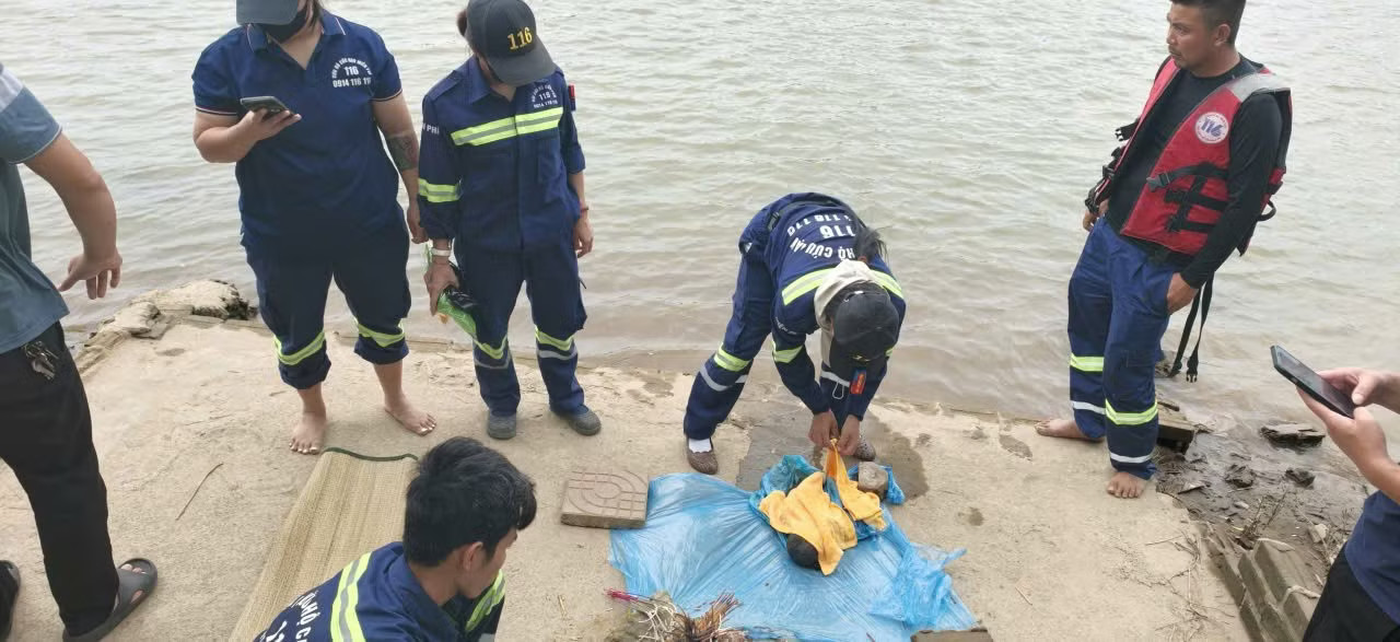 Lực lượng chức năng phát hiện thai nhi trên sông Trà Lý. Ảnh: V.Q. Tìm kiếm thiếu tá quân đội mất tích, phát hiện thi thể thai nhi dưới sông - Ảnh 1.