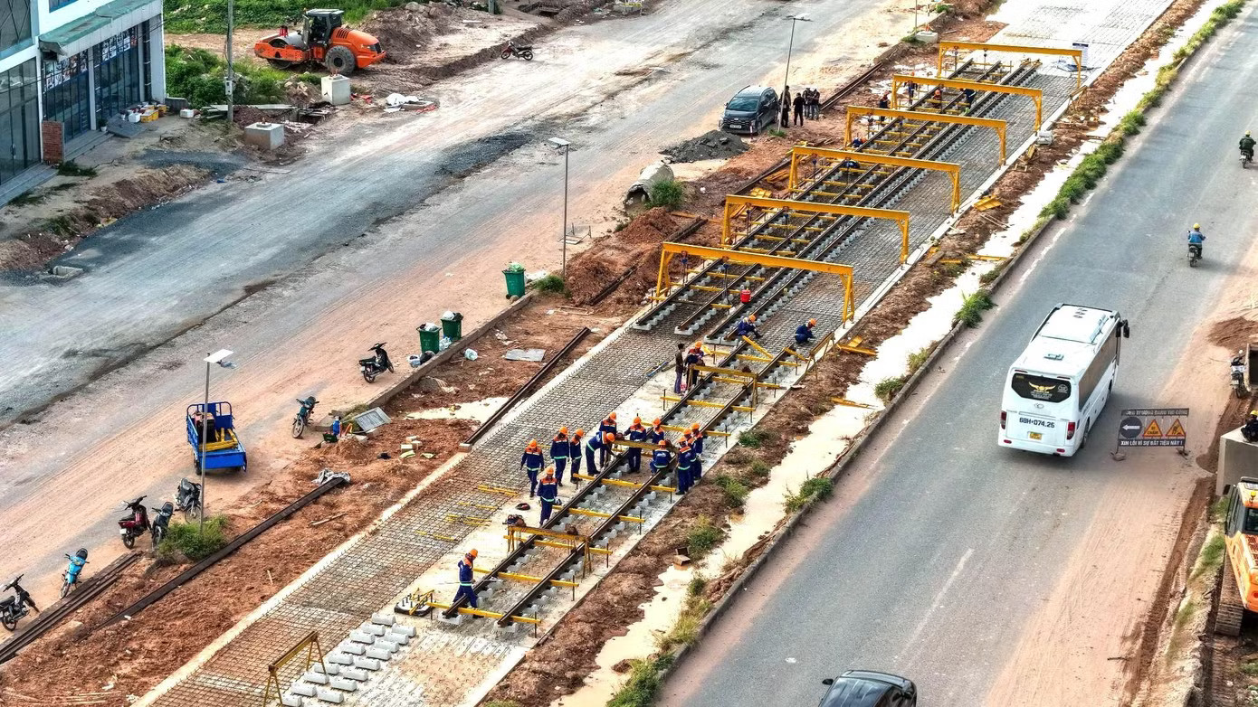 Tăng tốc lắp ray tàu điện đầu tiên ở Phú Quốc - Ảnh 2.
