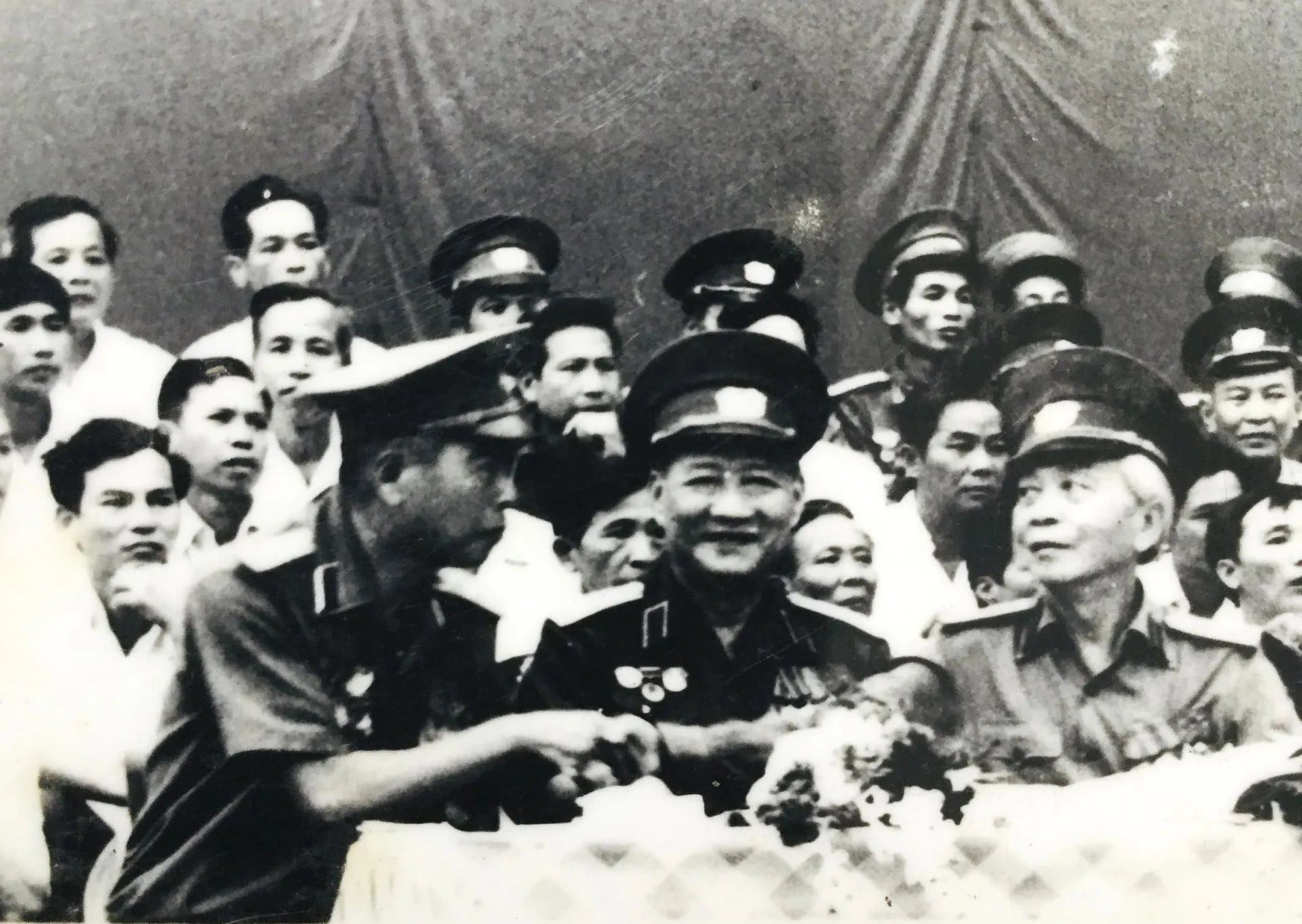 i.ex-cdn.com-danviet.vn-files-content-2026-09-10-_thuong-tuong-dan-toc-tay-la-can-ve-cua-bac-ho-o-tan-trao-tro-thanh-tu-lenh-dau-tien-cua-quan-khu-1-dbqh-khoa-iv-viii-0915.jpg