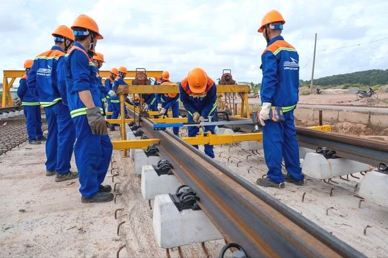Tăng tốc lắp ray tàu điện đầu tiên ở Phú Quốc - Ảnh 1.