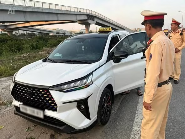 Cảnh sát giao thông tỉnh Bắc Ninh kiểm tra xe của anh M. Chở khách thu 100 nghìn đồng, tài xế đối mặt khoản phạt gấp 130 lần - Ảnh 1.