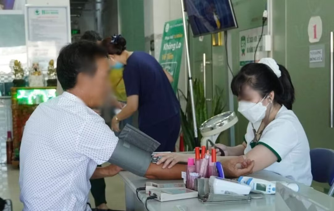 Bộ Y tế vào cuộc vụ khám sức khỏe xin việc trong 20 phút, giấy có 9 chữ ký - Ảnh 1.
