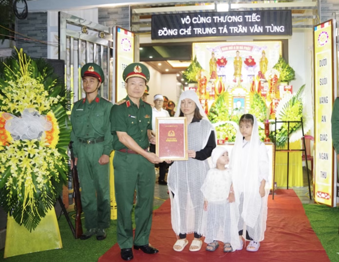 Trung tướng Lương Văn Kiểm trao quyết định truy thăng quân hàm sĩ quan trước thời hạn từ cấp bậc Thiếu tá lên Trung tá đối với đồng chí Trần Văn Tùng tới thân nhân của đồng chí. Chủ tịch nước truy tặng Huân chương dũng cảm đối với Trung tá Trần Văn Tùng - Ảnh 2.