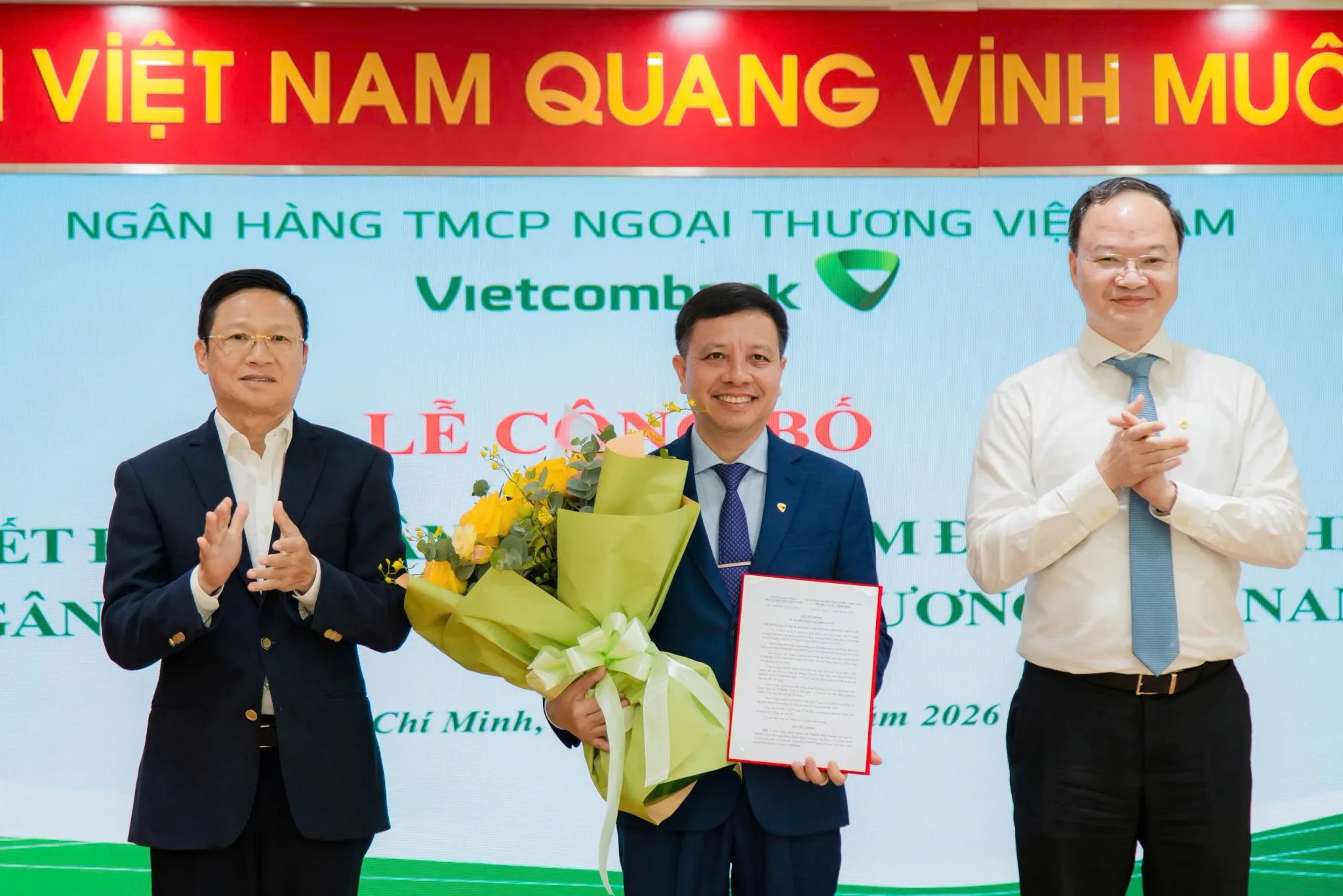 vietcombank-kien-toan-nhan-su-giam-doc-tai-4-chi-nhanh-trong-he-thong_6aa36a8629640-42f79d8653b54658f2048cd430cfebcd.webp