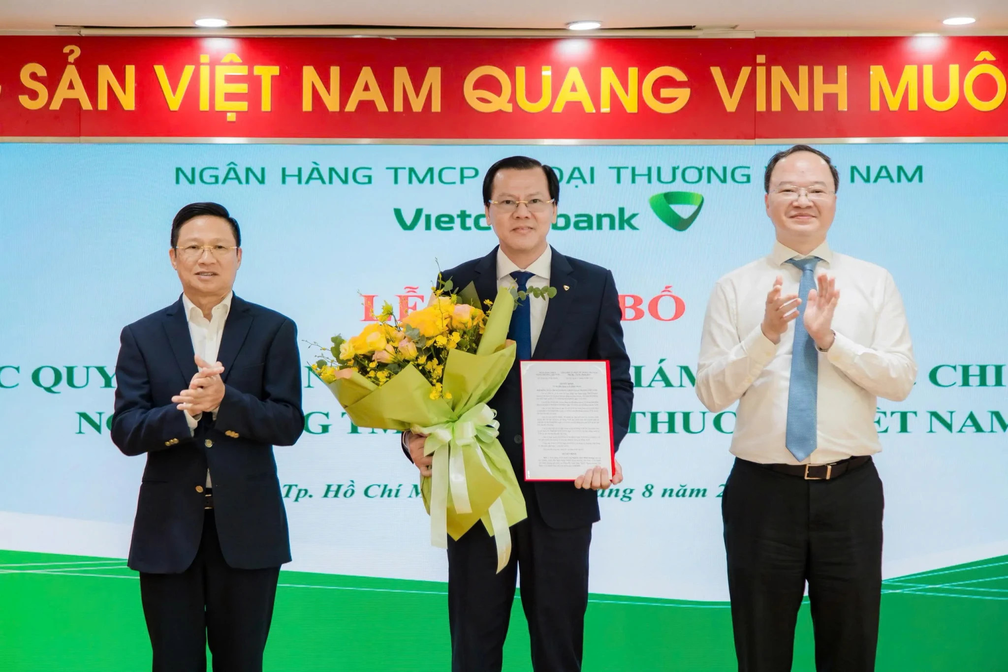 vietcombank-kien-toan-nhan-su-giam-doc-tai-4-chi-nhanh-trong-he-thong_6aa36a9bada7c-e6cc5dade3f88228f38ef2fa4d4c4db1.webp