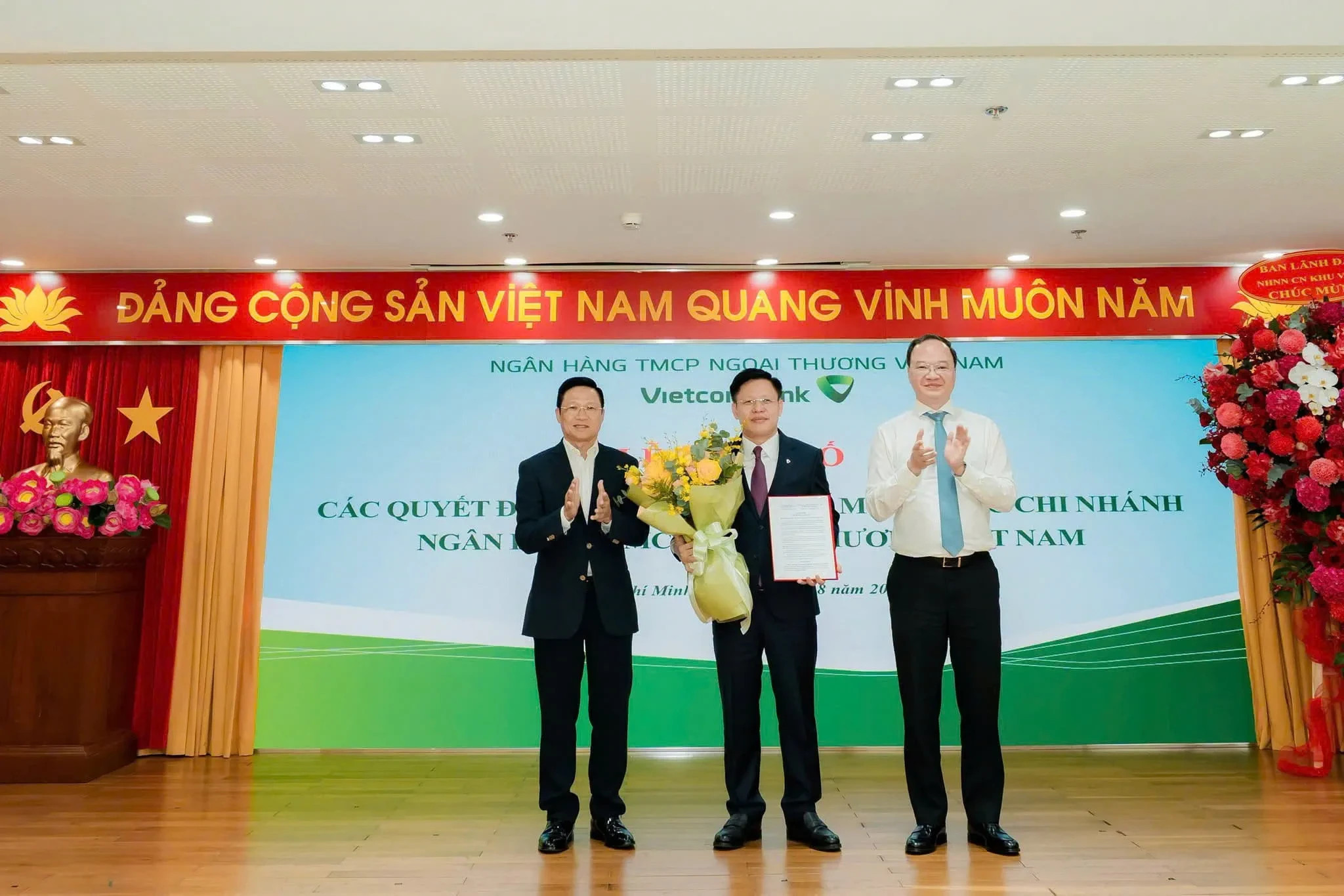 vietcombank-kien-toan-nhan-su-giam-doc-tai-4-chi-nhanh-trong-he-thong_6aa36ac680f7d-0694345b80fd36cca3a97b119959dcfd.webp
