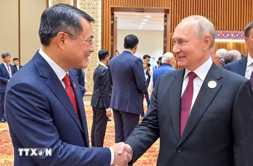Thủ tướng Lê Minh Hưng gặp ngắn Tổng thống Liên bang Nga Vladimir Putin. (Ảnh: Dương Giang/TTXVN) Thủ tướng Lê Minh Hưng gặp lãnh đạo các nước, tổ chức quốc tế bên lề thượng đỉnh BRICS - Ảnh 1.