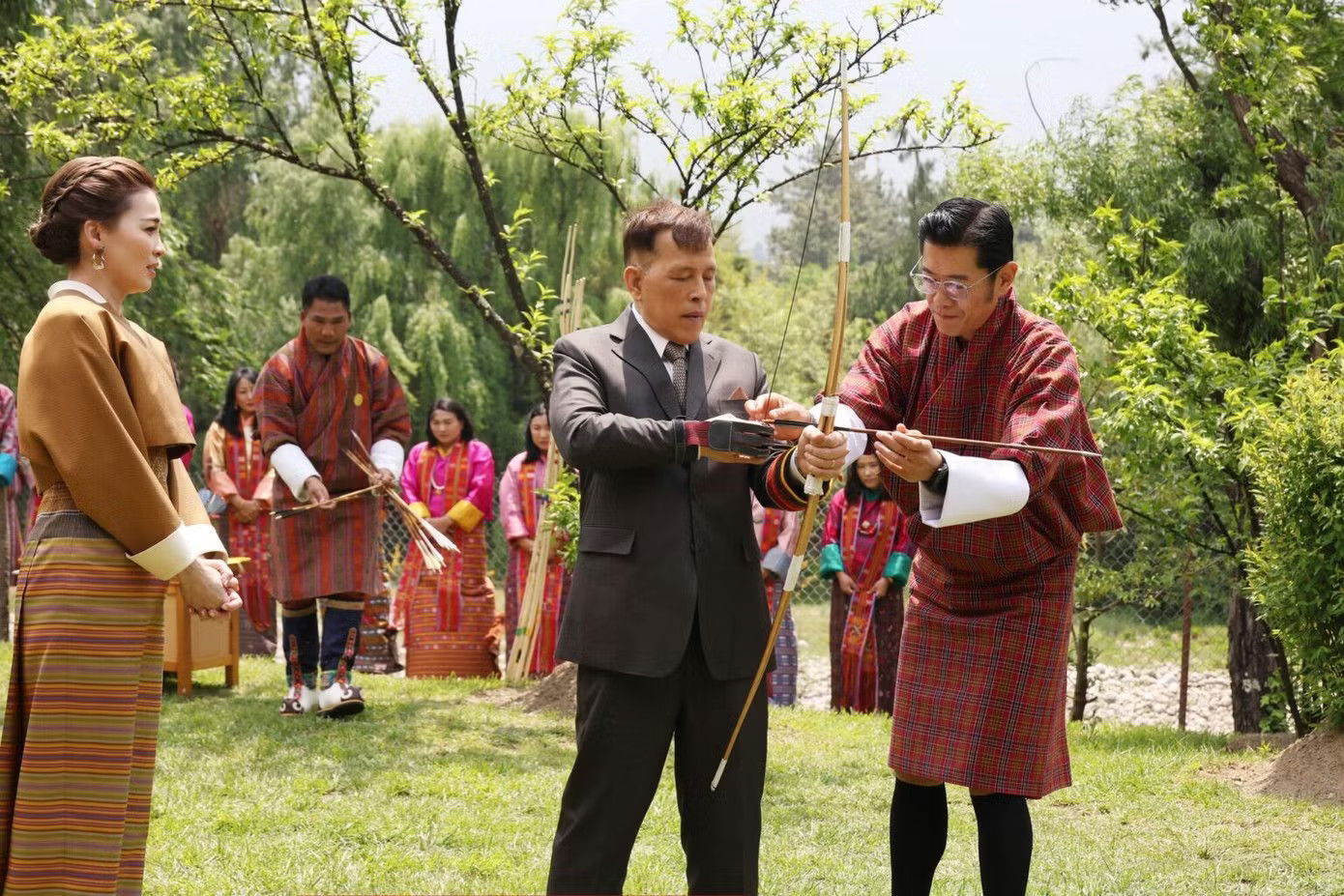 Nhà vua và Hoàng hậu Thái Lan thử bắn cung tên trong chuyến thăm Bhutan. Sự nghiệp đặc biệt của Hoàng hậu Suthida - Ảnh 5.