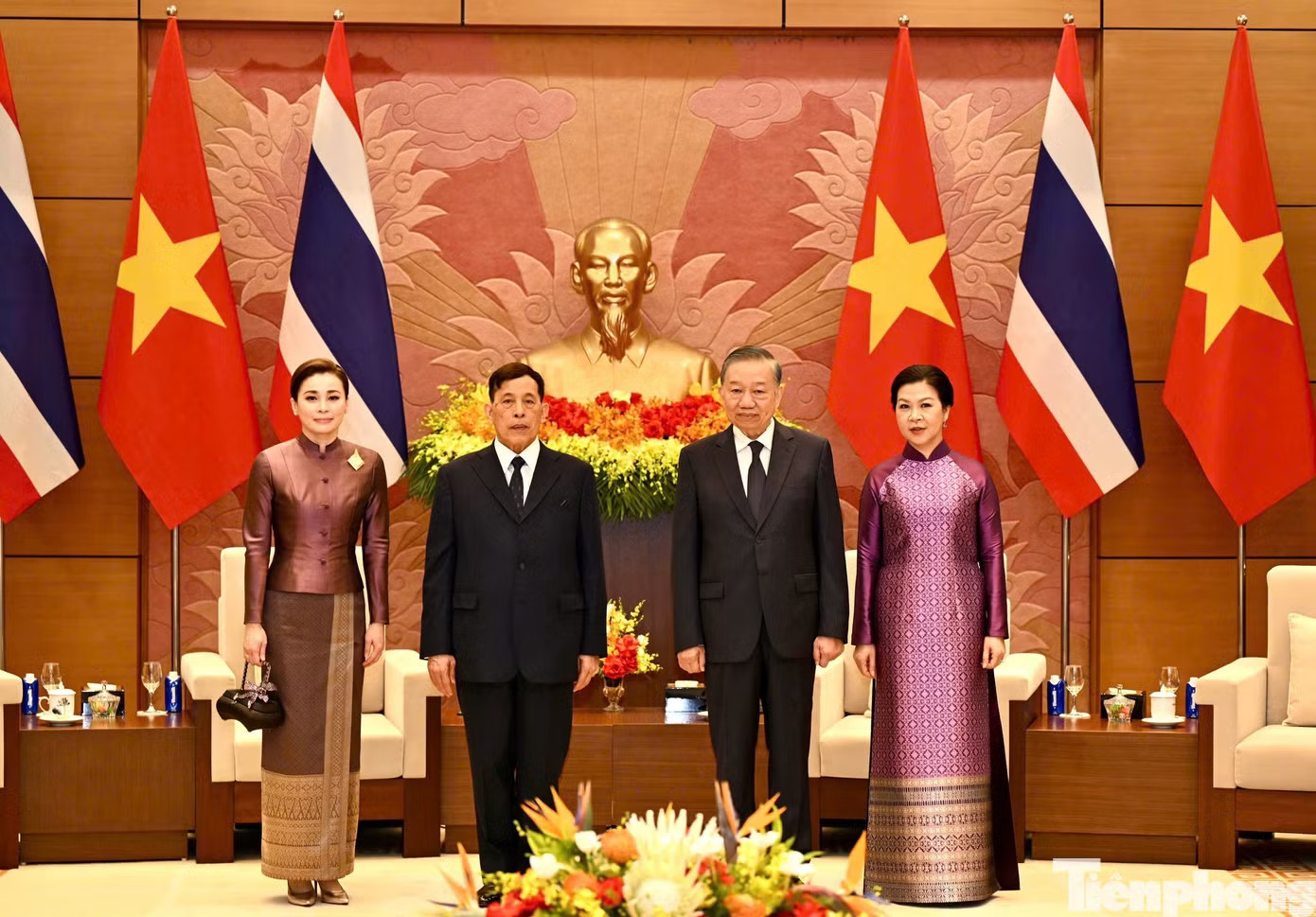 Tổng Bí thư, Chủ tịch nước Tô Lâm và Phu nhân đón Nhà vua Thái Lan và Hoàng hậu. (Ảnh: Như Ý) Sự nghiệp đặc biệt của Hoàng hậu Suthida - Ảnh 1.