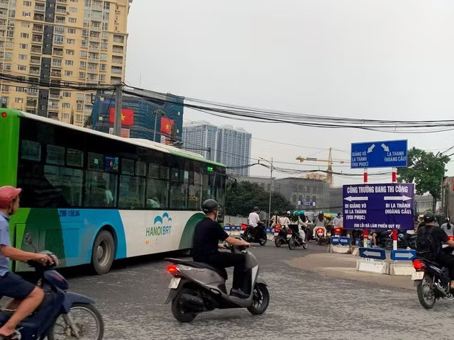 Từ ngày 15/9/2026, phương tiện được lưu thông vào làn BRT tại một số đoạn qua nút Láng Hạ - Giảng Võ - La Thành. Ảnh: Cơ quan Báo và PTTH Hà Nội Hà Nội cho phép ô tô, xe máy được đi vào làn BRT trục Láng Hạ - Giảng Võ từ ngày 15/9 - Ảnh 1.