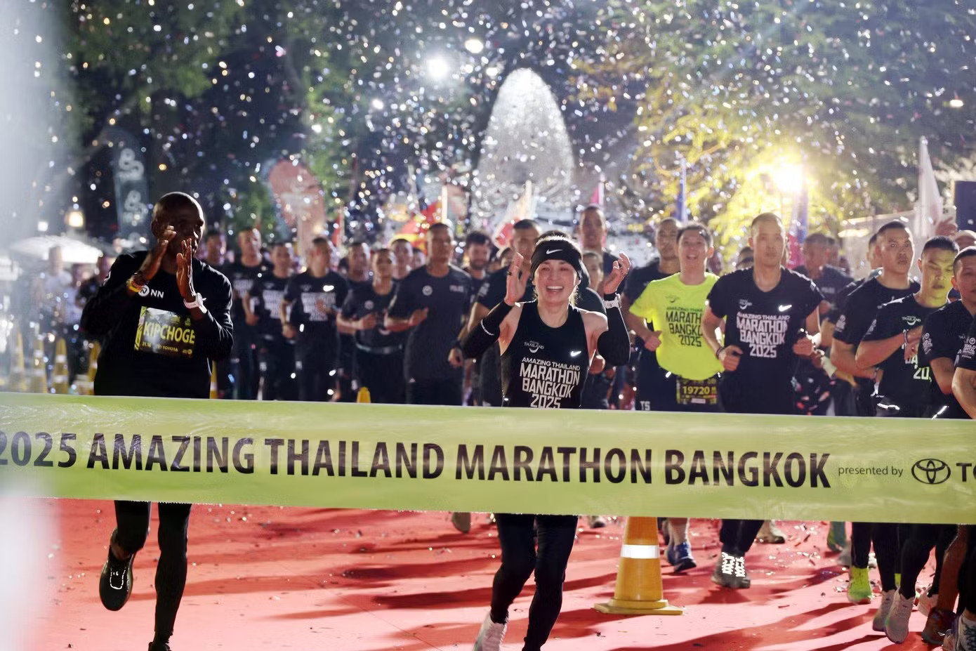 Hoàng hậu Suthida tham gia giải chạy marathon Bangkok. Sự nghiệp đặc biệt của Hoàng hậu Suthida - Ảnh 6.