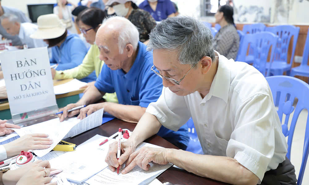Luật BHXH 2024 quy định, người lao động được hưởng chế độ hưu trí khi đáp ứng hai điều kiện về thời gian đóng bảo hiểm và độ tuổi nghỉ hưu