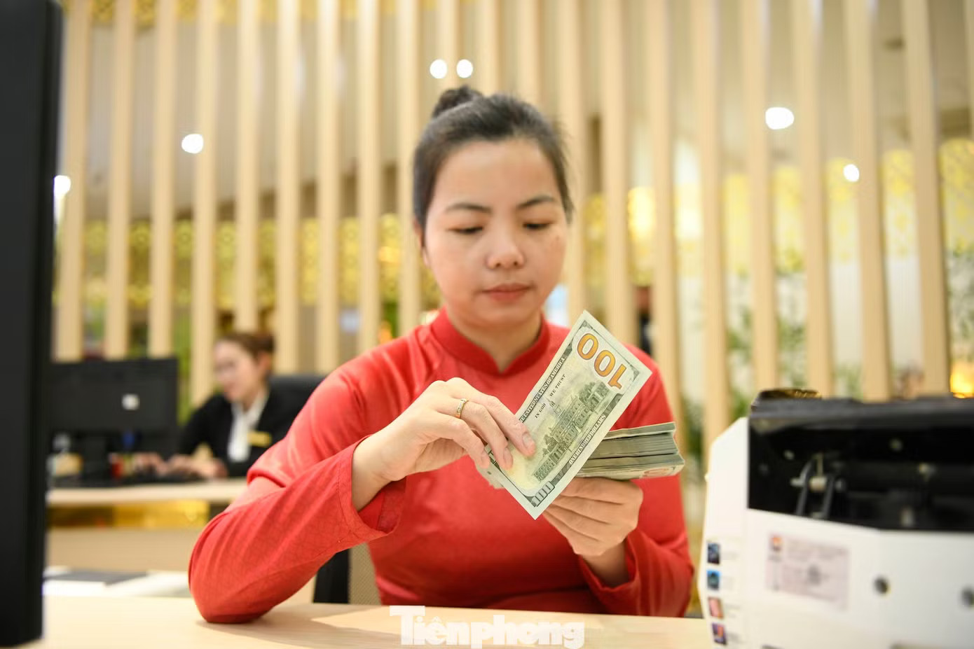 Điều trái ngược với diễn biến tỷ giá trung tâm cao kỷ lục - Ảnh 1.