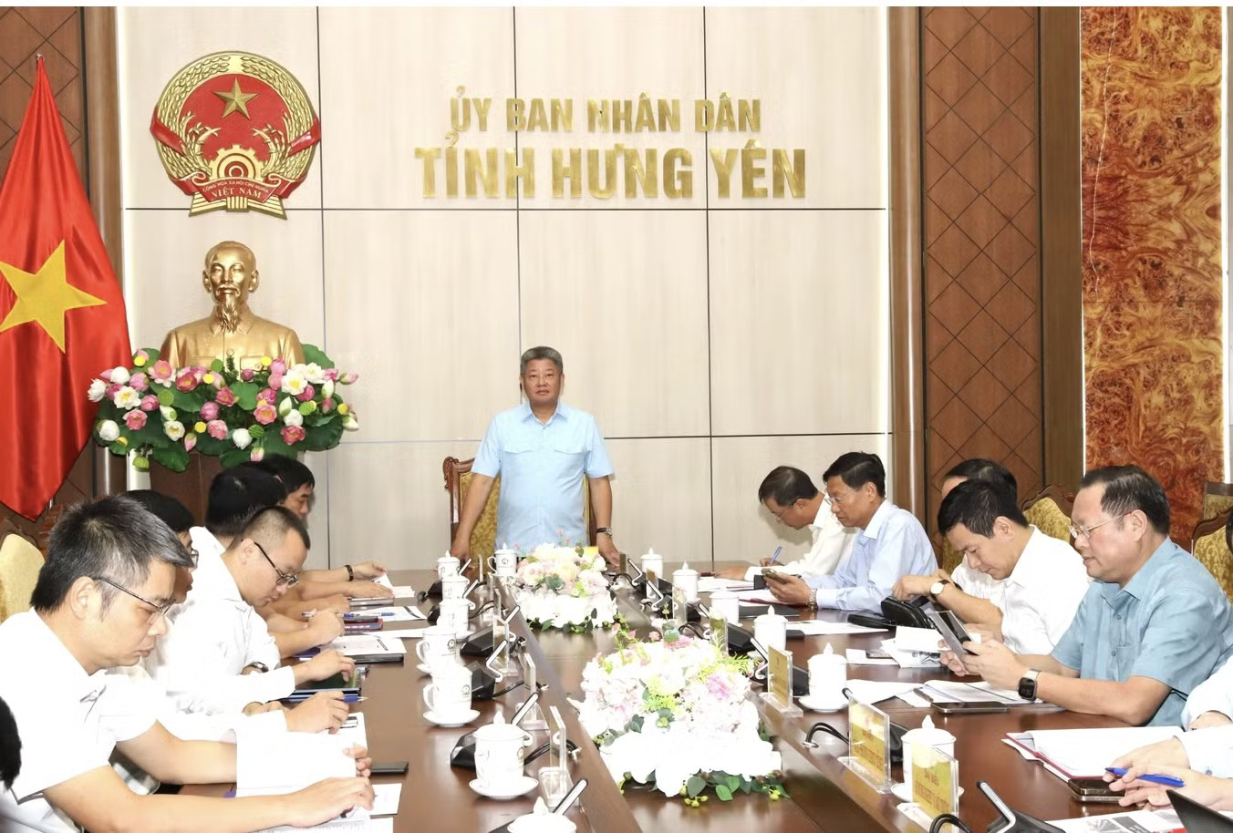 Ông Nguyễn Mạnh Quyền - Chủ tịch UBND tỉnh Hưng Yên - chủ trì buổi làm việc. Ảnh: Nguyễn Trường. Đề xuất làm cao tốc 10 làn xe kết nối sân bay Gia Bình - Ảnh 1.