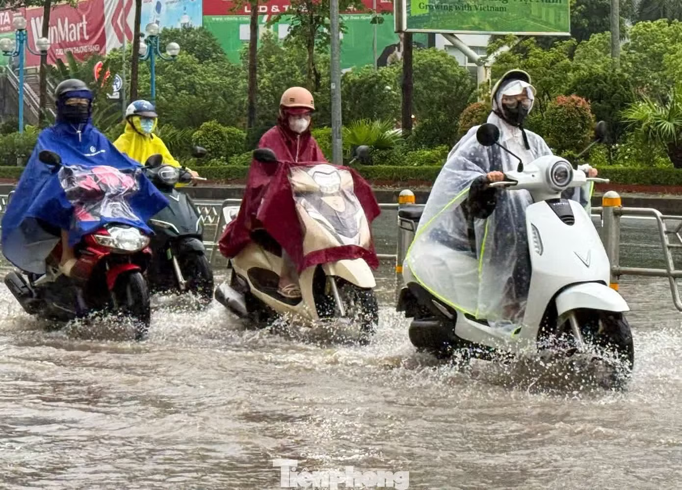 Mưa lớn gây ngập úng tại Thủ đô Hà Nội sáng 15/9. Mưa lớn ở miền Bắc kéo dài thêm - Ảnh 1.
