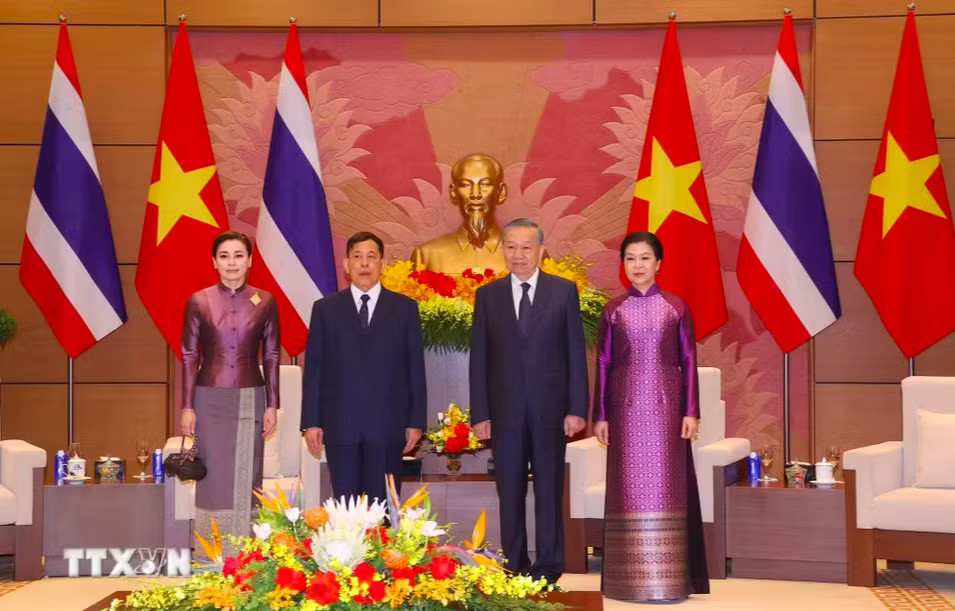 Lễ đón chính thức Nhà vua và Hoàng hậu Thái Lan thăm cấp Nhà nước tới Việt Nam - Ảnh 1.
