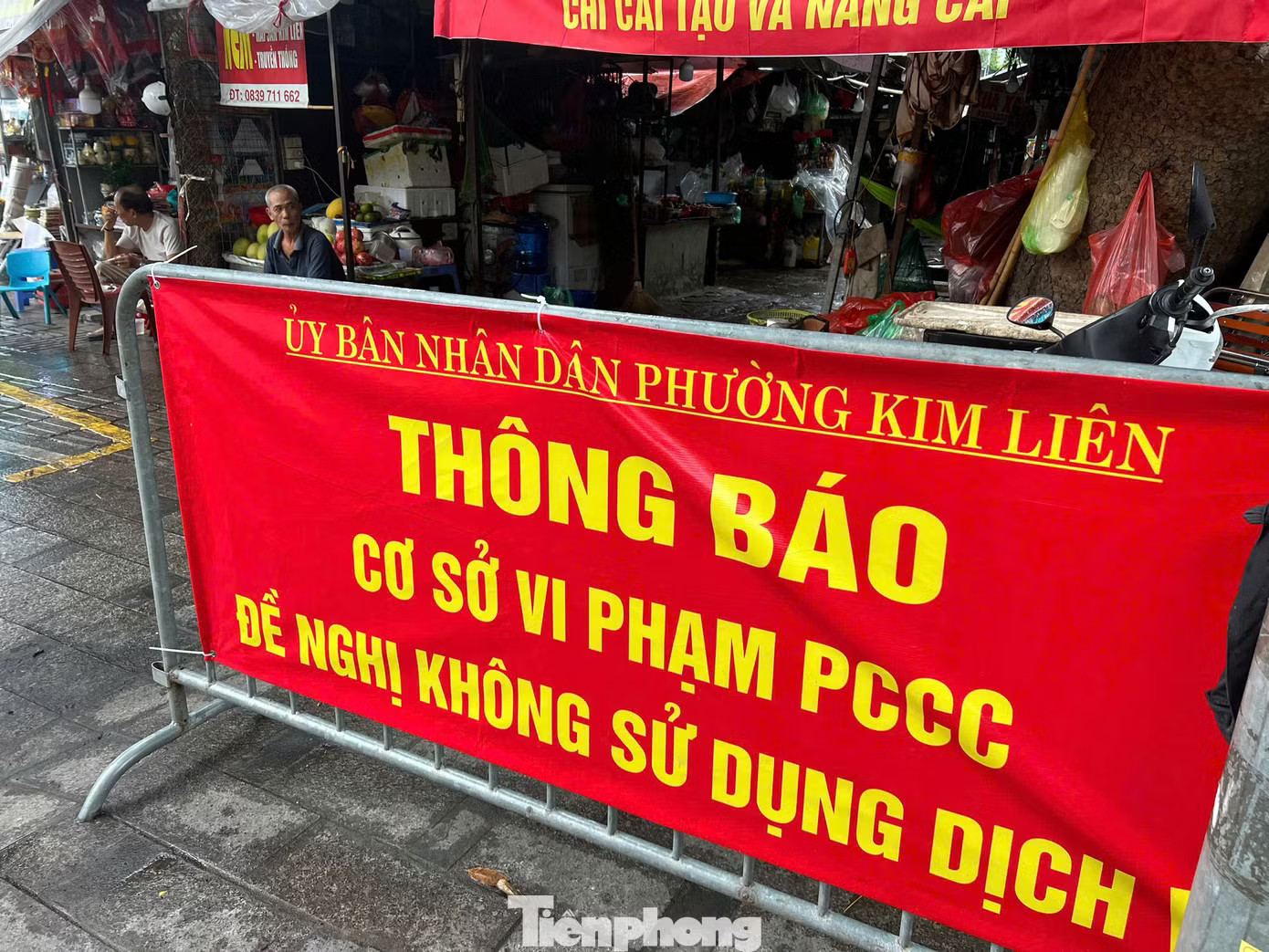 Đình chỉ chợ 34 năm ở Hà Nội: Số phận 200 tiểu thương ra sao? - Ảnh 1.